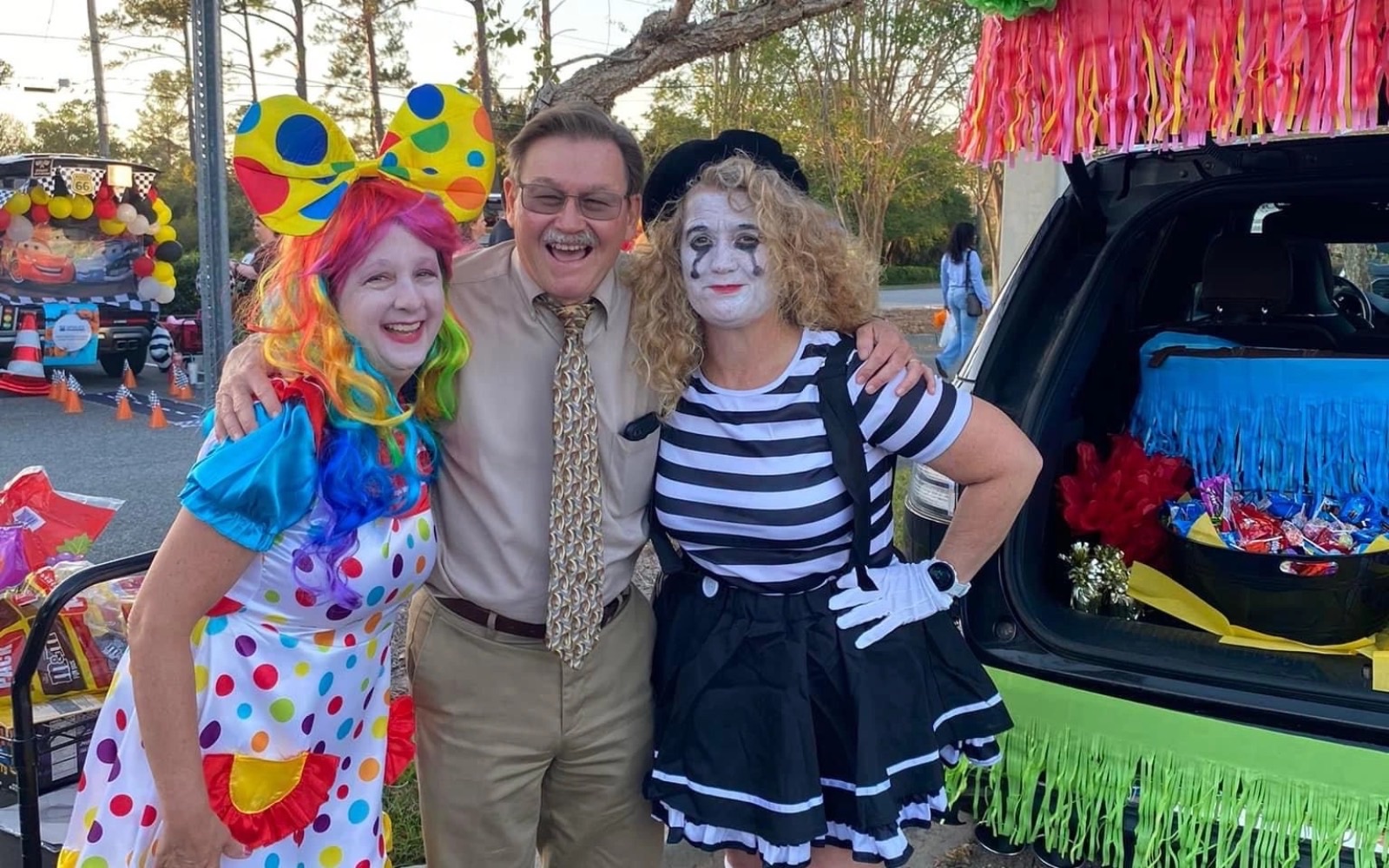 Dr. Beale at the SGMC Health Employee Trunk or Treat! 👻🎃